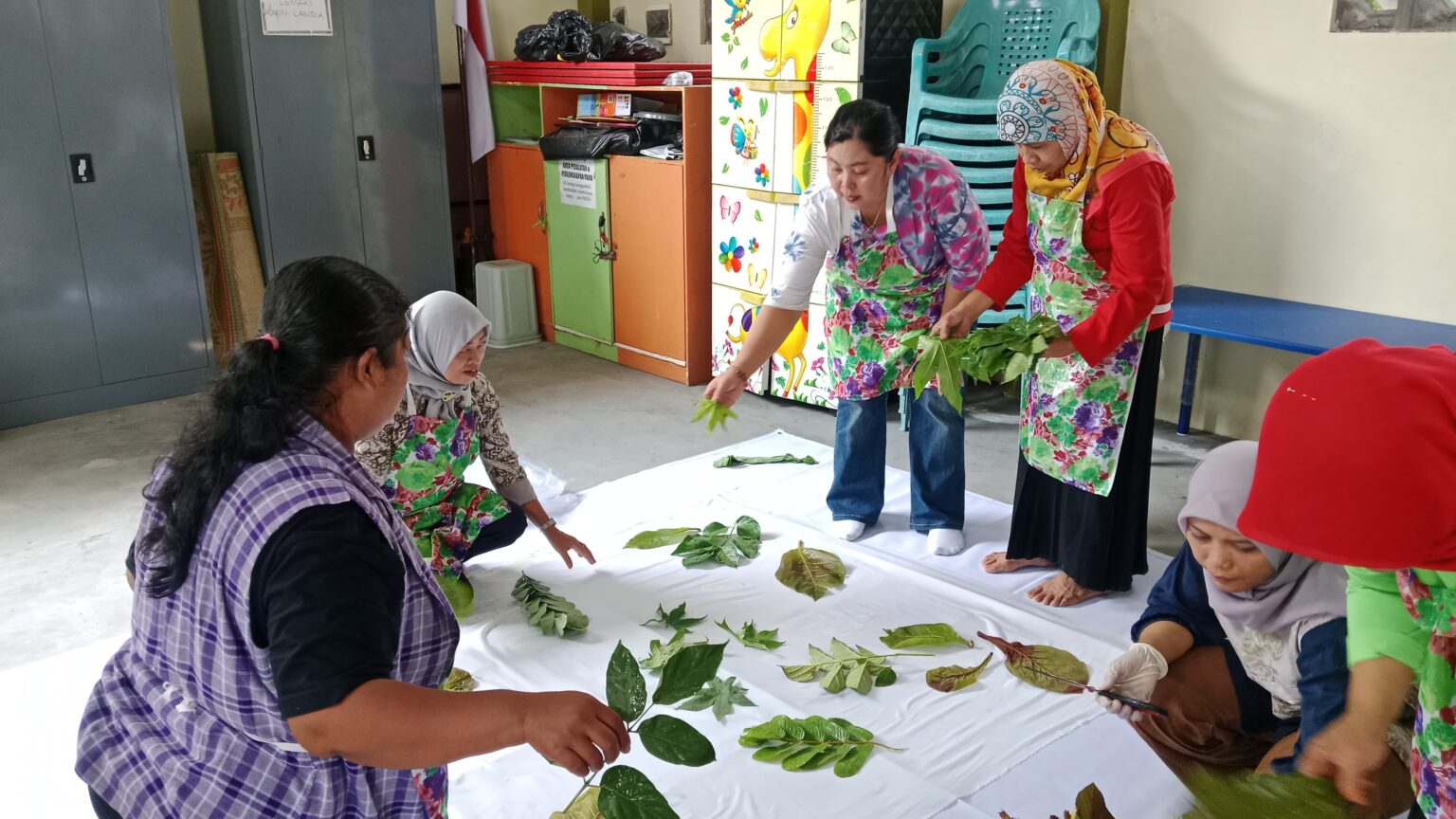 KWT Caturtunggal Dapat Pelatihan Ecoprint, Dorong Karya Ramah Lingkungan Bernilai Ekonomi