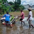 Caturtunggal Latih Petani Operasikan Mesin Pertanian Modern